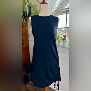 COMO BLU CASUAL BLACK SLEEVELESS DRESS WITH RUCHING SIDE DETAIL. 
SIZE: P/S